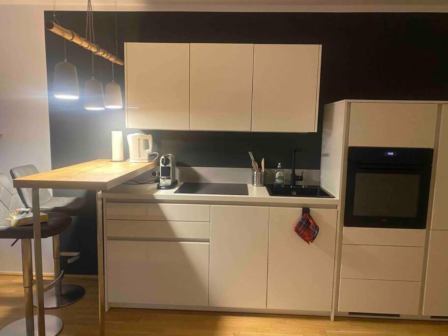 Moderne Wohnung In Der Toplage Inkl. Garage Wina Bagian luar foto