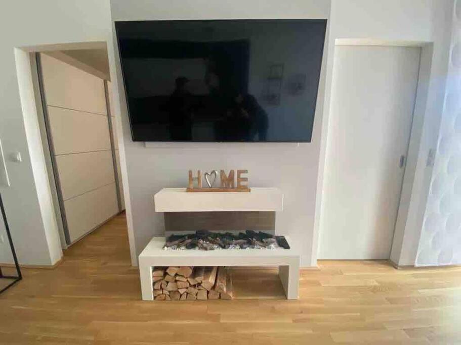 Moderne Wohnung In Der Toplage Inkl. Garage Wina Bagian luar foto